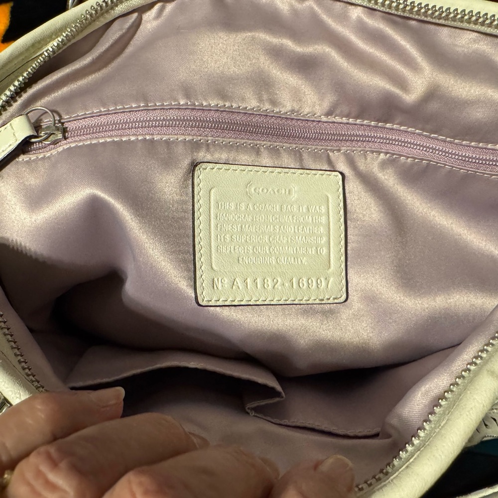 Elegant Coach White Designer Handbag - Picture 3 of 7